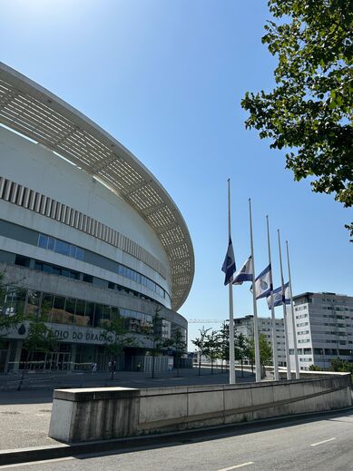 Bandeiras junto ao Estádio do Dragão a meia-haste em homenagem a Diogo Jota e ao irmão