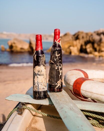 Vinho Vila das Rainhas encontrado numa embarcação perto da costa