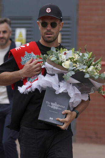 Homenagem a Diogo Jota: Henderson emocionado em Anfield
