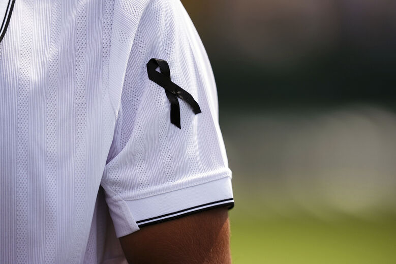 Homenagem a Diogo Jota em Wimbledon com laço negro, após a sua morte