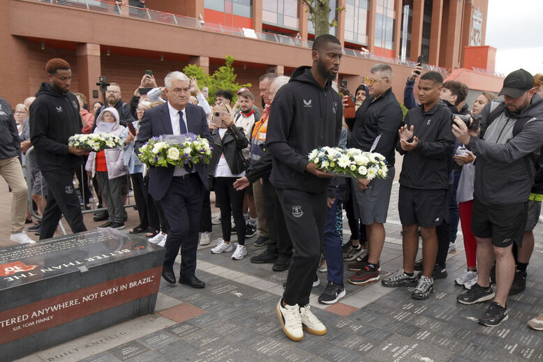 Chermiti e Beto homenageiam Diogo Jota e o irmão em Anfield: as imagens do momento