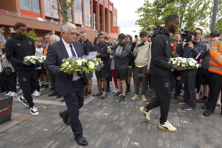 Chermiti e Beto homenageiam Diogo Jota e o irmão em Anfield: as imagens do momento
