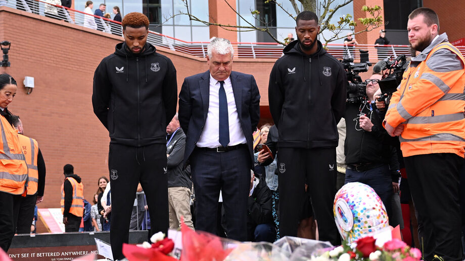 Chermiti e Beto homenageiam Diogo Jota e o irmão em Anfield: as imagens do momento