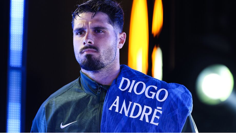 Pedro Neto homenageia Diogo Jota e André Silva antes do jogo com o Palmeiras
