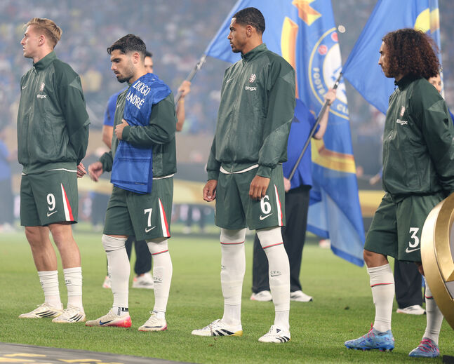 Pedro Neto perfilado com os jogadores do Chelsea homenageia Diogo Jota e André Silva