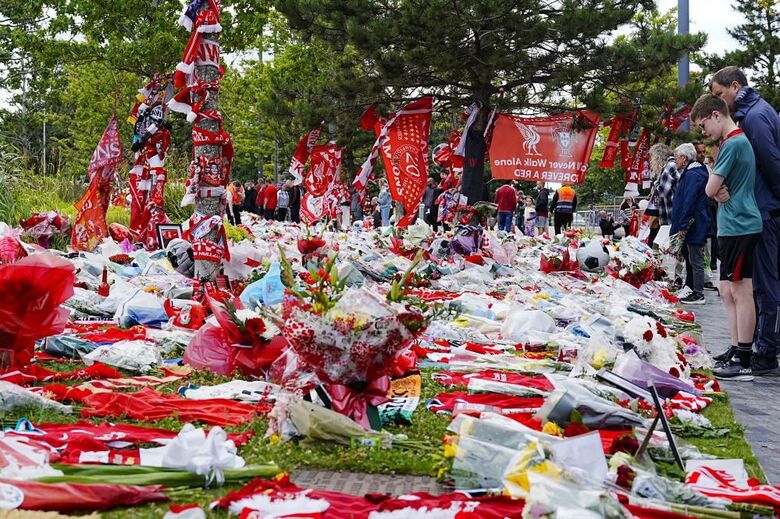 Adeptos ingleses prestam homenagem a Diogo Jota em Anfield