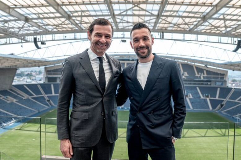 Francesco Farioli assina contrato com o FC Porto até 2027, sob o olhar de Villas-Boas