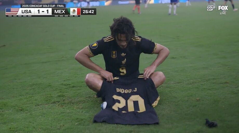 Raúl Jiménez homenageia Diogo Jota durante a final da Gold Cup