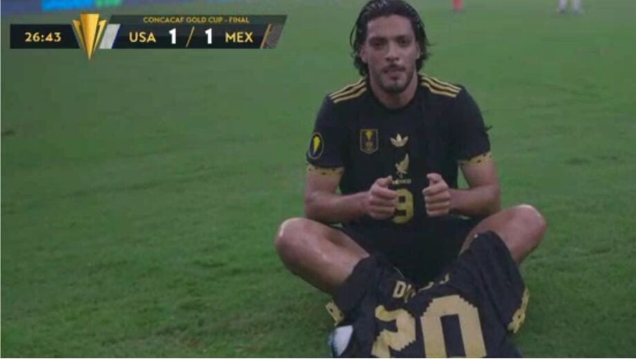 Raúl Jiménez celebra como Diogo Jota após o empate entre EUA e México