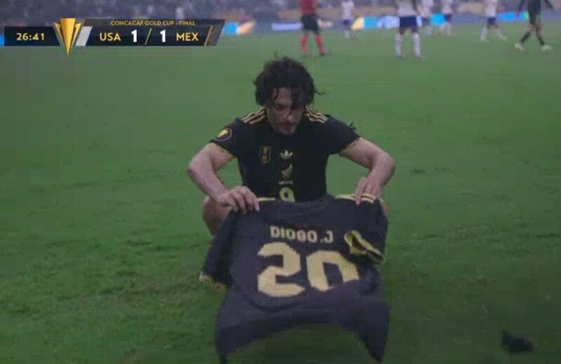 Raúl Jiménez homenageia Diogo Jota durante a final da Gold Cup