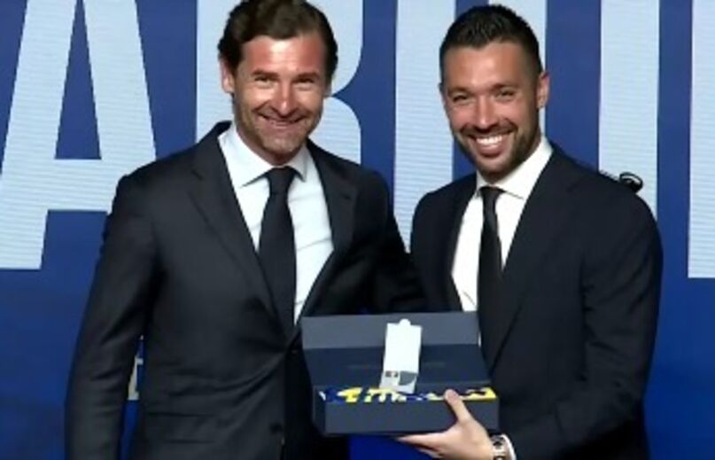 Farioli recebe cartão de sócio na apresentação