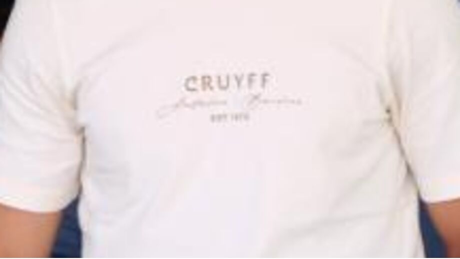 T-shirt do central com a marca Cruyff