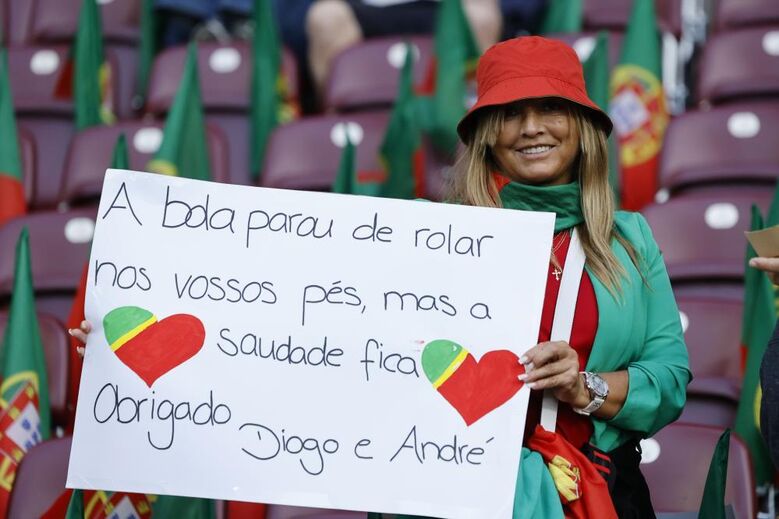 Cartaz de homenagem a Diogo Jota e ao irmão André Silva