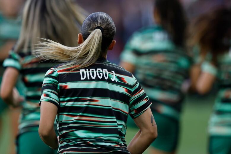Jogadoras da Seleção durante o aquecimento com o nome de Diogo Jota nas costas