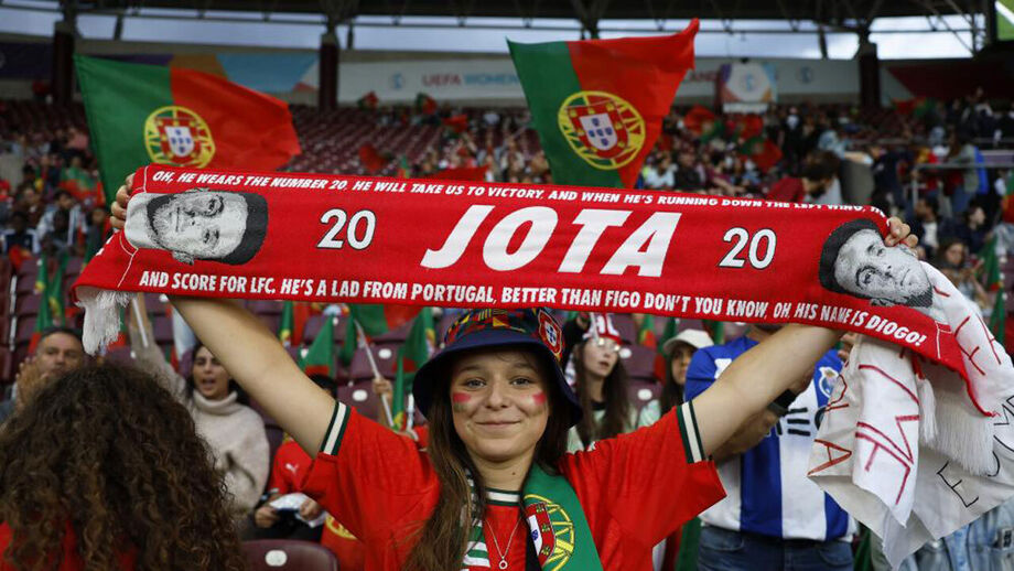 Cachecol de Diogo Jota nas bancadas do Estádio de Genebra