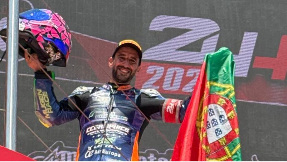 André Pires exibe com orgulho bandeira de Portugal