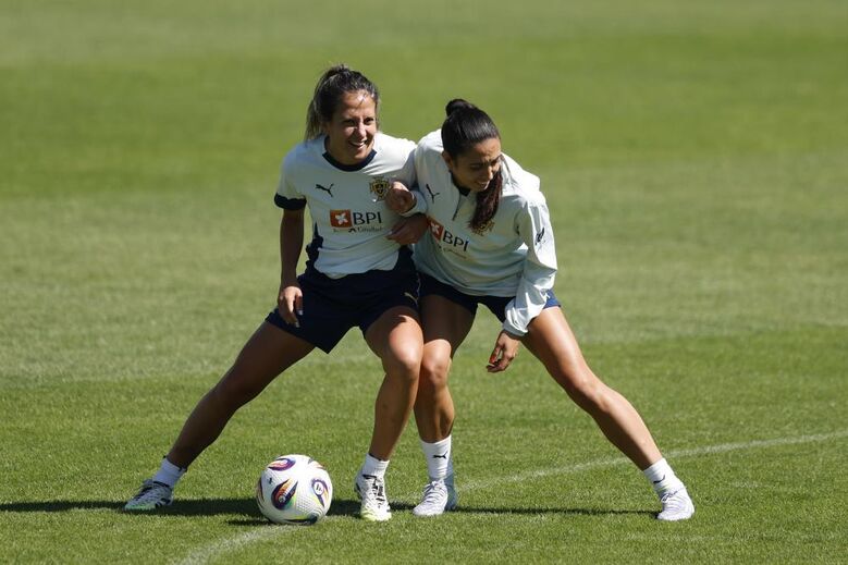 Fátima Pinto no treino da Seleção feminina com Dolores Silva