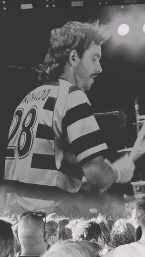 Baterista dos 'Amyl and the Sniffers' atua no NOS Alive com camisola do Sporting... e de Cristiano Ronaldo
