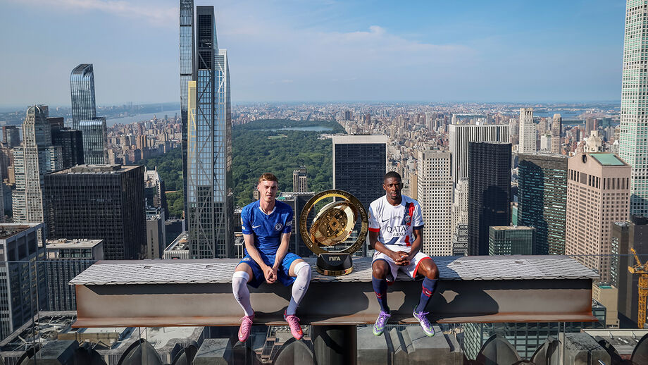 Jogadores do Chelsea e PSG juntos com troféu do Mundial de Clubes, em Nova Iorque