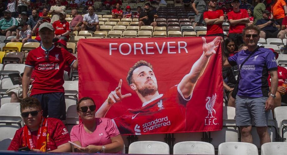 Adeptos do Liverpool homenageiam Diogo Jota