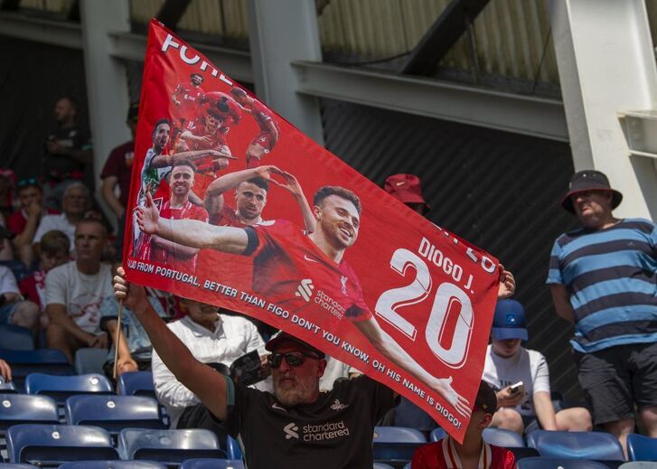Adeptos do Liverpool homenageiam Diogo Jota
