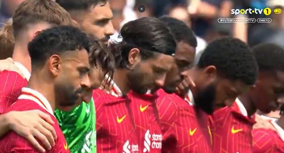 Homenagem a Diogo Jota no Preston-Liverpool com emoção