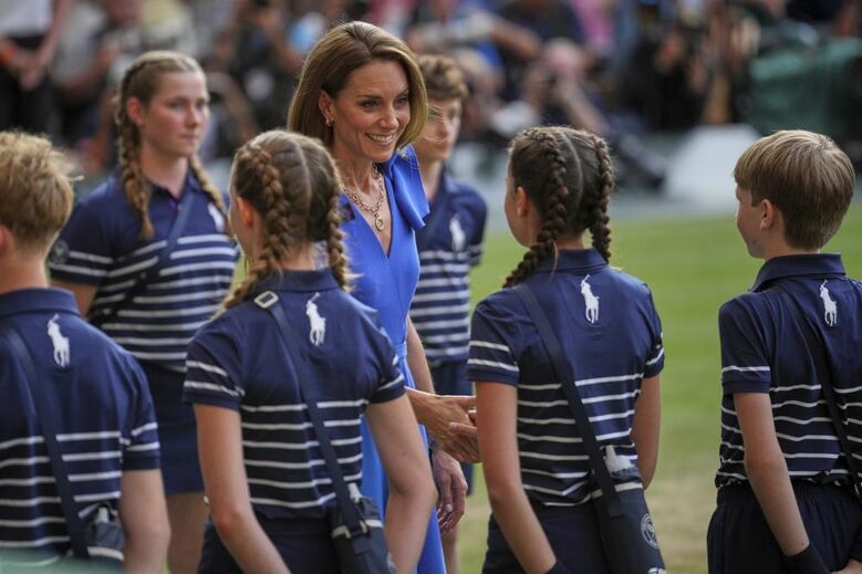 Kate Middleton encontra-se com jovens no torneio de Wimbledon.
