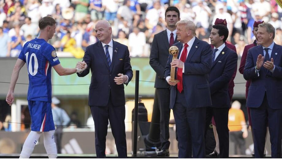 Trump entrega troféu a Cole Palmer, após vitória do Chelsea na final do Mundial de Clubes