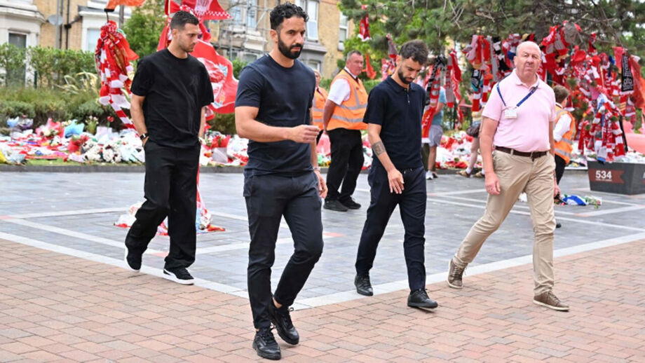 Bruno Fernandes, Dalot e Amorim foram a Anfield prestar homenagem a Diogo Jota e André Silva 