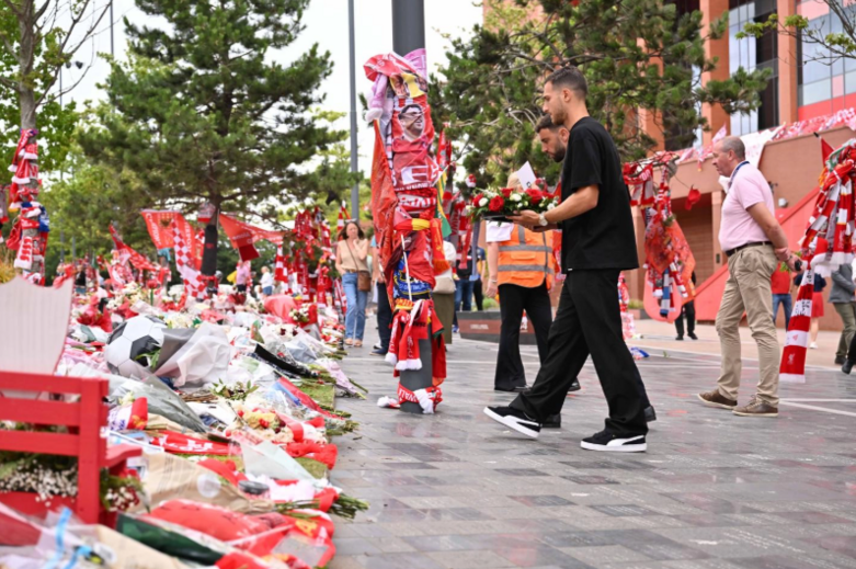 Bruno Fernandes, Dalot e Amorim foram a Anfield prestar homenagem a Diogo Jota e André Silva 