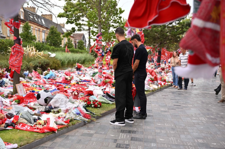 Bruno Fernandes, Dalot e Amorim foram a Anfield prestar homenagem a Diogo Jota e André Silva 