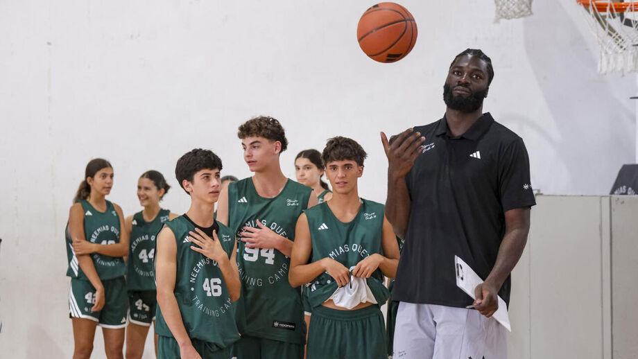 Neemias no 'Neemias Queta training camp'