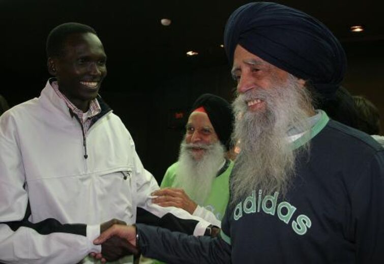 Fauja Singh, maratonista indiano, ao lado de Paul Pergat em 2006