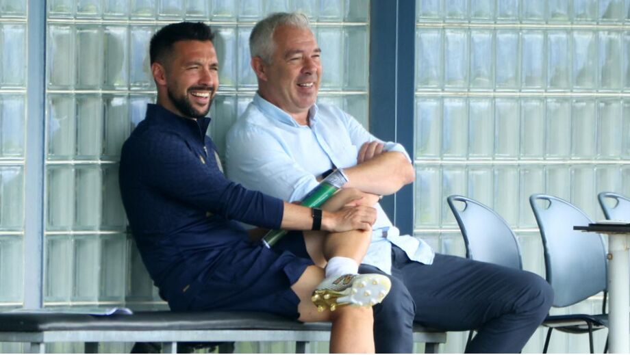 Farioli e Jorge Costa sorriem no treino aberto do FC Porto