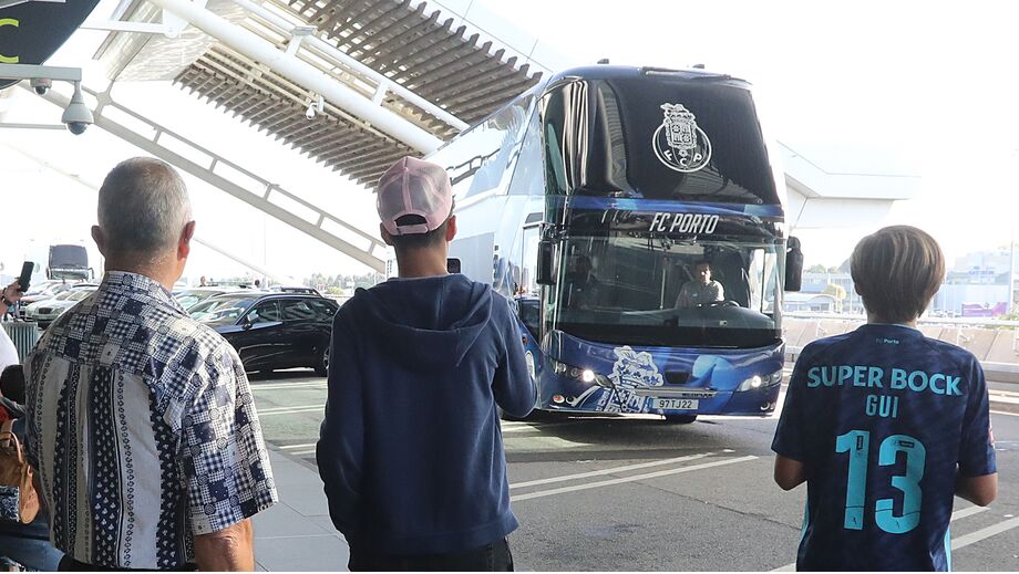 Autocarro do FC Porto na chegada ao Plantel do FC Porto no Aeroporto Sá Carneiro