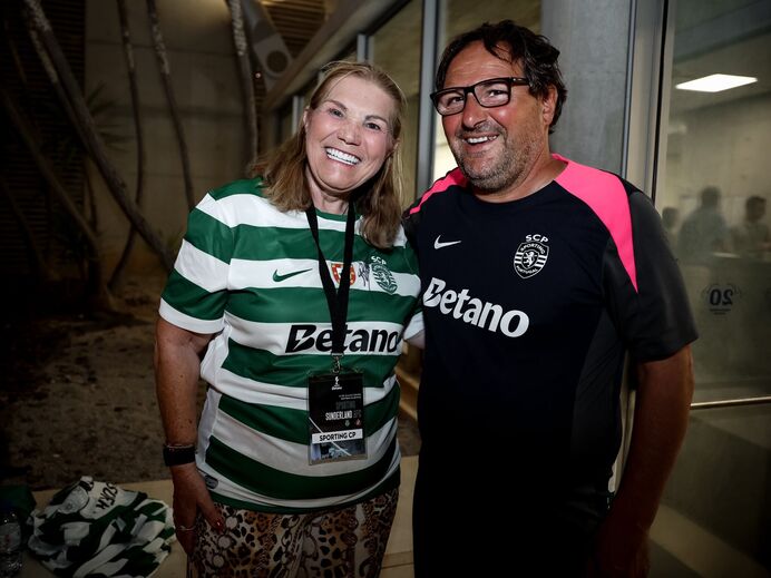De Rui Borges a Paulinho: Dolores Aveiro com sorriso 'de orelha a orelha' junto à comitiva do Sporting