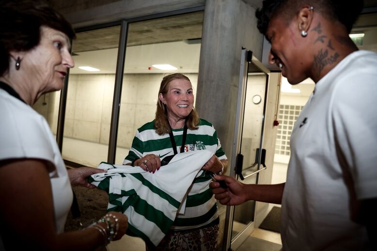De Rui Borges a Paulinho: Dolores Aveiro com sorriso 'de orelha a orelha' junto à comitiva do Sporting