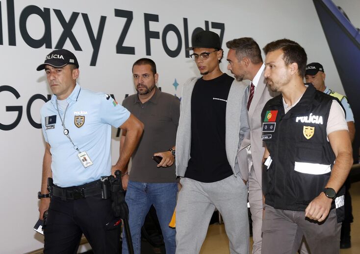 Dezenas benfiquistas e uma adepta do Palmeiras... a chorar: as imagens chegada de Richard Ríos a Lisboa