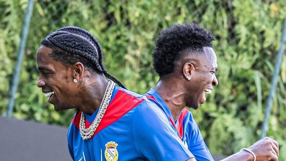 Vinícius Júnior e Travis Scott com a camisola do Alverca