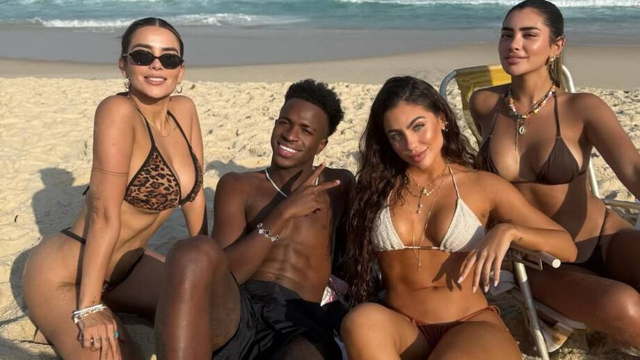 Vinícius Jr com as amigas na praia