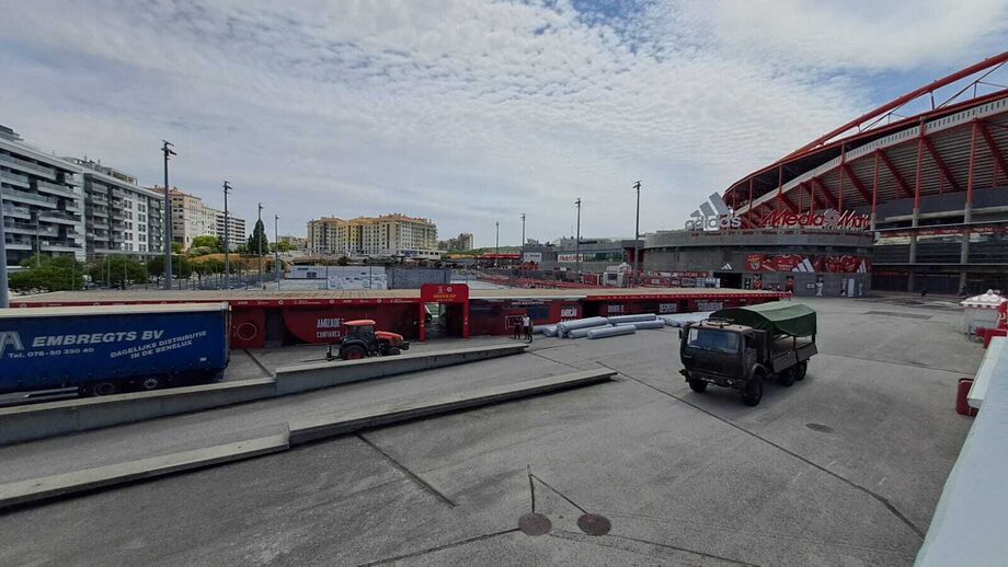 Agora no exterior: máquinas em ação no sintético da Luz
