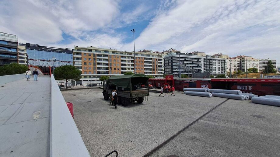 Agora no exterior: máquinas em ação no sintético da Luz
