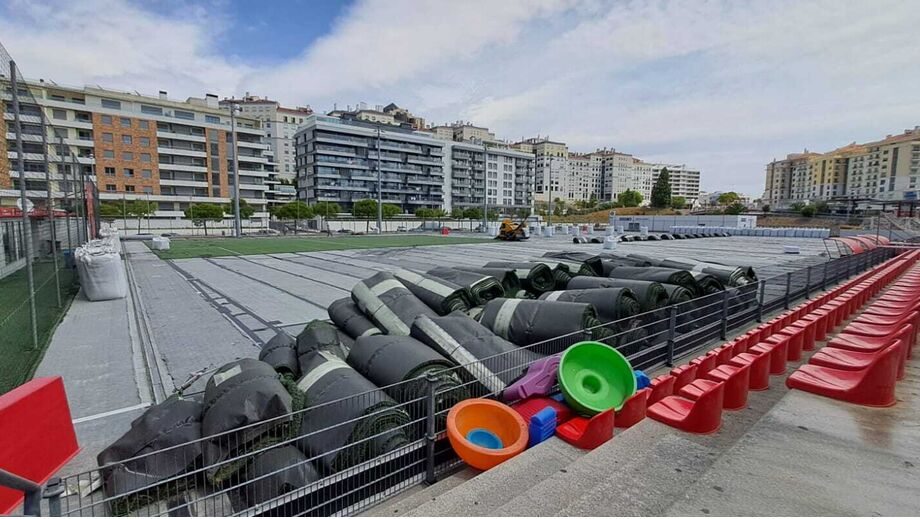 Agora no exterior: máquinas em ação no sintético da Luz