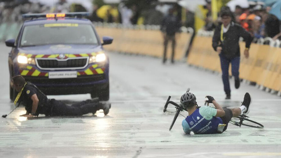 Ciclista amador placado na reta da meta do Tour de France