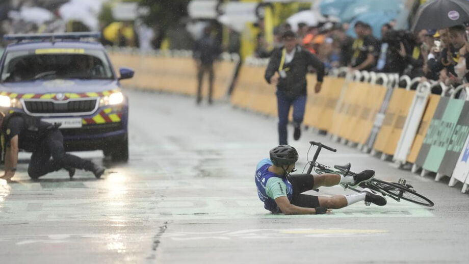 Tour: ciclista amador invade a reta da meta e sofre placagem