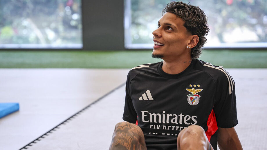 O primeiro dia no Benfica: Richard Ríos conheceu os cantos à nova casa