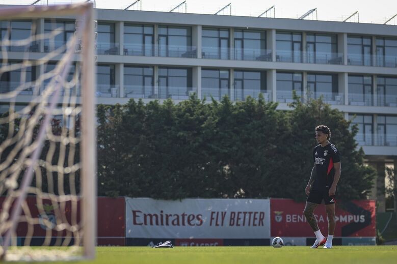 O primeiro dia no Benfica: Richard Ríos conheceu os cantos à nova casa
