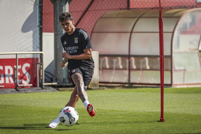 O primeiro dia no Benfica: Richard Ríos conheceu os cantos à nova casa