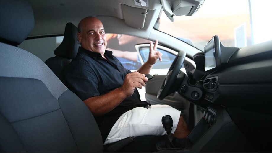 Paulo Silva já tem na sua posse o Dacia Sandero, entregue por Susana Doutor