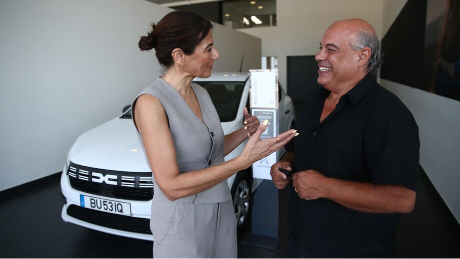 Paulo Silva já tem na sua posse o Dacia Sandero, entregue por Susana Doutor